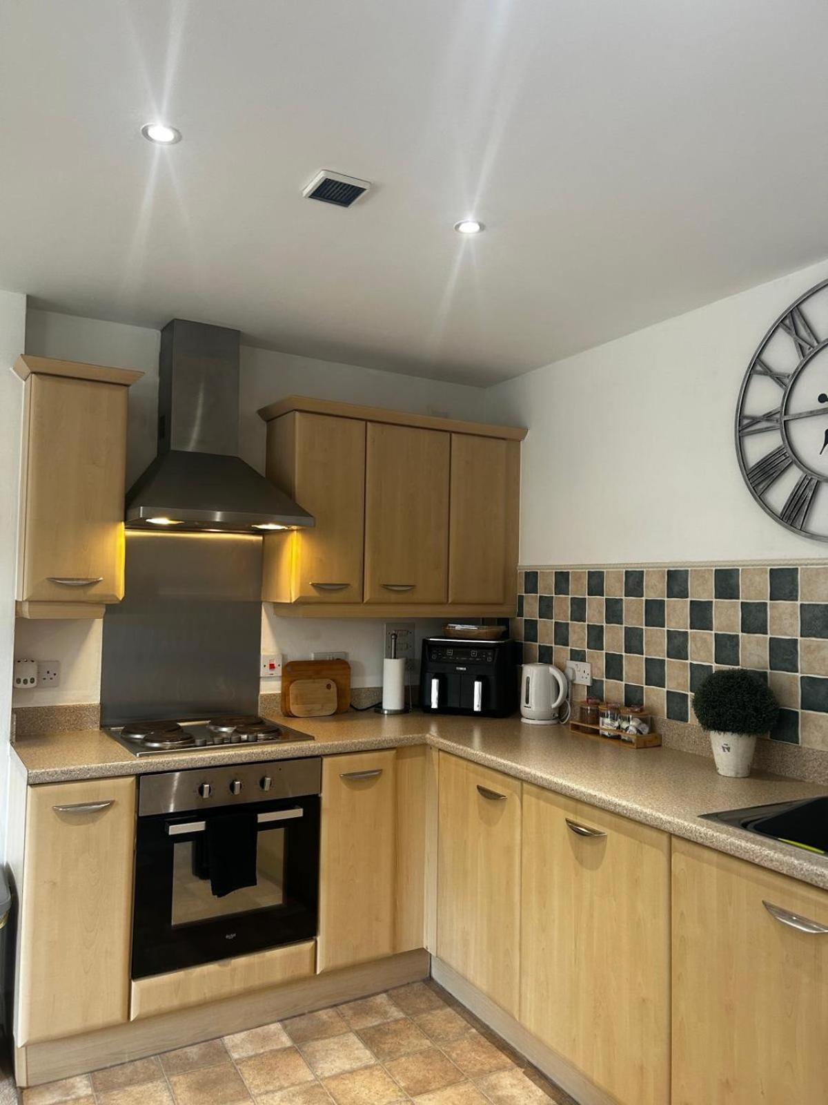 City Centre Apartment. Wrexham Exterior photo